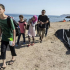 Una familia de Alepo tras desembarcar en la isla griega de Lesbos.-REUTERS / ZOHRA BENSEMRA