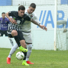 El ariete del Burgos CF Adrián forcejea con un defensor del Boiro en el choque de ayer en Barraña-Javier Triñanes