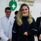La piloto alemana Sophia Flörsch, de 17 años, abandona el hospital de Macao durante la operaron durante 11 horas tras sufrir un grave accidente en el ^GP de F-3.-AFP / ISAAC LAWRENCE