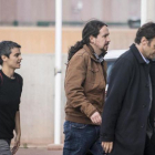 Pablo Iglesias entra en la cárcel de Lledoners con Lucía Martín y Jaume Asens.-FERRAN NADEU
