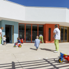 Un grupo de niños juega en el patio de la nueva Escuela Municipal Rio Vena que estrenaron ayer. SANTI OTERO