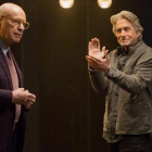 Alan Arkin y Michael Douglas, en El método Kominsky.-NETFLIX
