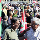 El dirigente de Aralar, Patxi Zabaleta (derecha), conversa con el exdirigente de ETA, Julen Madariaga, en una imagen del 2011-JAVIER ETXEZARRETA (EFE)