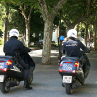 Dos motoristas patrullan por el centro de la ciudad.-RAÚL G. OCHOA