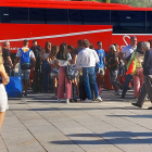 Los alumnos burgaleses viajan en autocar al aeropuerto de Madrid. J. G. L.