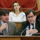 El concejal de Cultura, Fernando Gómez, atiende la explicación de Foronda. Detrás la vicepresidenta del IMC, Lorena de la Fuente.-RAÚL G. OCHOA