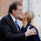 Mariano Rajoy saluda a Cristina Cifuentes, el lunes, en la Universidad de Alcalá de Henares.-AFP / JUAN CARLOS HIDALGO