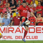 Álex García controla el balón en un choque disputado en Anduva.-José Esteban Egurrola