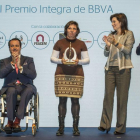 La trabajadora de Aspanias, Yolanda Arce, recogió el premio de la entidad que entregó la directora de BBVA España, Cristina de Parias (derecha).-SANTI OTERO