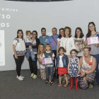 Foto de familia de los asistentes a la entrega de premios de la segunda edición del concurso de colegios.-SANTI OTERO