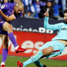Amrabat y Piqué disputan un balón en campo del Leganés.-EFE / JAVIER LOPEZ HERNANDEZ