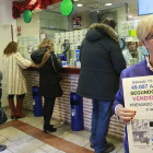 Nines posa en El Gato Negro donde se repartieron ayer 33.000 euros del anterior al Segundo y otros 3.000 euros de la centena del Primer Premio.-RAÚL OCHOA