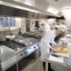 Alumnos desarrollan parte de sus estudios en la cocina.-ISRAEL L. MURILLO