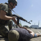Guardas fronterizos ucranianos arrestan a un intruso durante un simulacro en el área de Donestk.-EFE / IRINA GORBASYOVA