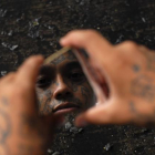 Los tatuajes son signos de identidad de los pandilleros, como el de este preso de la cárcel de Quezaltepeque.-STRINGER/ EL SALVADOR