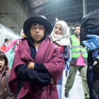 Un grupo de refugiados en una estación de tren en Austria.-AFP / FEDERICO GAMBARINI