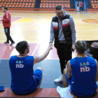 Gailius saluda a Edu Martínez durante un entrenamiento.-ECB