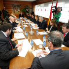 César Rico (dch. de la imagen), durante la reunión del lunes celebrada en Valladolid con representantes regionales.-ECB