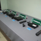 Descodificadores piratas de televisión de pago incautados en una acción de la Policía Nacional.-