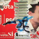 Uno de los carteles que los socialistas utilizaron en campaña electoral, ahora deteriorado, con la imagen de Pedro Sánchez.-REUTERS