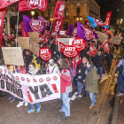 Una manifestación auspiciada por los sindicatos recorrió ayer las calles del centro para reclamar un «convenio digno».-S. OTERO