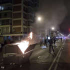 Uno de los contenedores ardiendo en la calle Vitoria-SANTI OTERO
