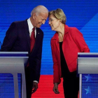 Joe Biden y Elizabeth Warren, durante el debate en Houston.-TWITTER