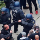 Manifestantes ultras se enfrentan con las fuerzas policiales en las calles de Chemnitz.-HANNIBAL HANSCHKE / REUTERS