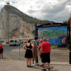 Visitantes británicos consultan un mapa en Gibraltar.-REUTERS / JON NAZCA