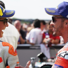Marc Márquez (Honda), a la izquierda, felicita, en el corralito de Brno, a Andrea Dovizioso (Ducati), por su primera pole en más de un año-ALEJANDRO CERESUELA