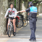 Un agente para a una joven ciclista que transitaba por el Espolón.-ISRAEL L. MURILLO