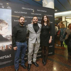 Rubén Ortega (i.), Pablo Moreno y María Esparcia, en el ‘photocall’ instalado en el vestíbulo de los Van Golem.-Raúl Ochoa