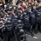 Agentes de la Policía Nacional intenta desalojar a los ciudadanos de la escuela Ramon Llull, el  1 de octubre.-FERRAN NADEU