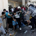 La policía reprime a refugiados en el puerto de Mitilene, ayer.-Foto: AFP / ANGELOS TZORTZINIS