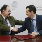 Ángel Guerra y Raúl Vegas sellan la renovación del convenio.-RAÚL G. OCHOA