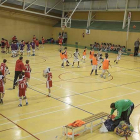 Varios niños practican baloncesto antes de la pandemia. ECB