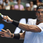 Rafa Nadal exhibió un gran golpe de derecha ante Mayer en Australia.-AP