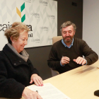Eloísa Bellostas y Tomás Fisac firman el acuerdo. TOMÁS ALONSO