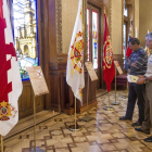 Martínez de Lagos observa una de las banderas acompañado por otro visitante.-ISRAEL L. MURILLO