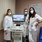 De izquierda a derecha: la doctora Carmen Mengual, MIR, el doctor Pedro Bañuelos y la doctora Ana Delgado junto al nuevo ecógrafo que ha llegado al Centro de Salud de Briviesca.