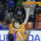 Anton Maresch deja la bandeja durante un partido.-RAÚL OCHOA