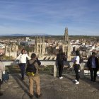 Turistas desde el mirador del Castillo