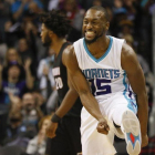 Kemba Walker celebra un triple convertido contra los Miami Heat.-AP / NELL REDMOND