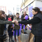 Chocolatada en la caseta de Podemos ayer en el  Espolón.-RAÚL G. OCHOA