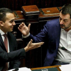 Salvini (derecha) y Di Maio se saludan el pasado 13 de febrero en una sesión del Parlamento en Roma.-ANSA / FABIO FRUSTACI