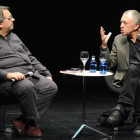 El periodista Jesús Ruiz Mantilla (i.) dirigió la conversación con Gilles Lipovetsky en la sala de congresos del Fórum.-Israel L. Murillo
