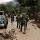 Soldados mexicanos recorren el municipio de Huahuchinango.-EFE/ Hugo Ortuno