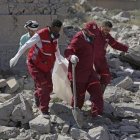 Los servicios de emergencia sacan un cadáver de los escombros del centro de detención bombardeado por Arabia Saudí en Yemen.-AP / HANI MOHAMMED