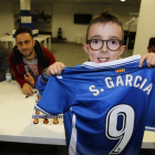 Un joven perico luce la camiseta de su ídolo Sergio García.-RCDE ESPANYOL