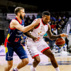 Thompson fuerza la penetración durante un partido,-ACB PHOTO